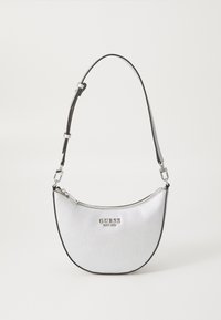 Borsa a tracolla argento con forma curvata, finitura testurizzata, rifiniture nere e tracolla regolabile. Presenta una chiusura a zip e dettaglio del logo.