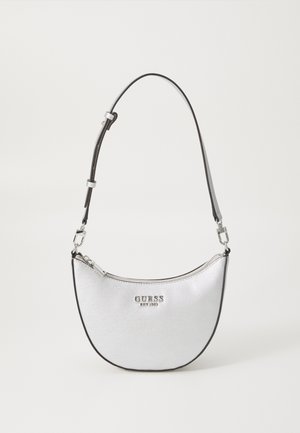 Zilveren handtas met een gebogen vorm, gestructureerde afwerking, zwarte bies en een verstelbare schouderband. Voorzien van een ritssluiting en logo-detail.