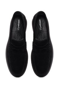 Zapatos negros sin cordones hechos de ante con una textura suave. Presentan un acento cosido, puntera redondeada y una plantilla acolchada para mayor comodidad.