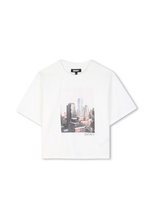 T-shirt blanc à manches courtes avec imprimé skyline de la ville en noir et blanc et logo DKNY au centre devant sous le motif.