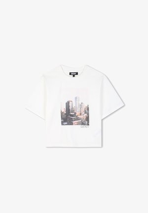 T-shirt blanc à manches courtes avec imprimé skyline de la ville en noir et blanc et logo DKNY au centre devant sous le motif.