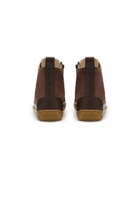Stivaletti ankle in suede marrone con un pannello in pelle liscia marrone, inserti laterali elasticizzati e suole in gomma testurizzata per una buona aderenza.