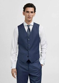 Gilet bleu marine avec cinq boutons, coupe ajustée, deux poches avant, associé à une chemise blanche et une cravate à motifs, adapté aux occasions formelles.
