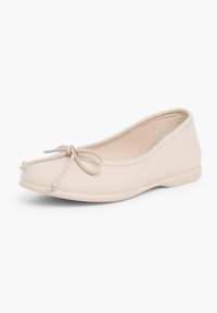 Ballerines en toile beige avec un bout rond, un nœud décoratif à l'avant et une semelle en caoutchouc flexible. Texture simple et lisse.