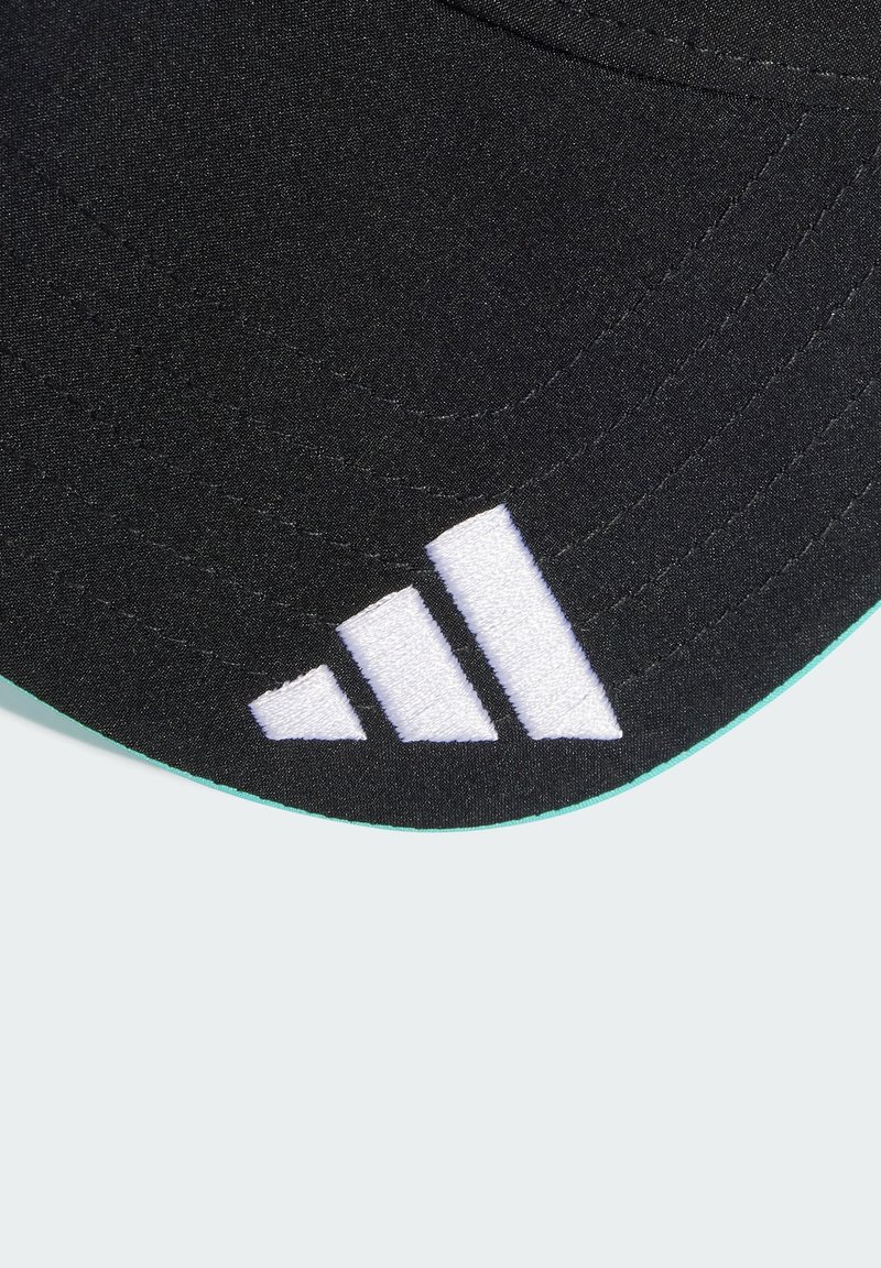 Schwarze Kappe mit weißem, gesticktem Three-Stripe-Branding. Glatte Textur mit Nähdetails. Enthält einen grünen Akzent unter dem Schirm.