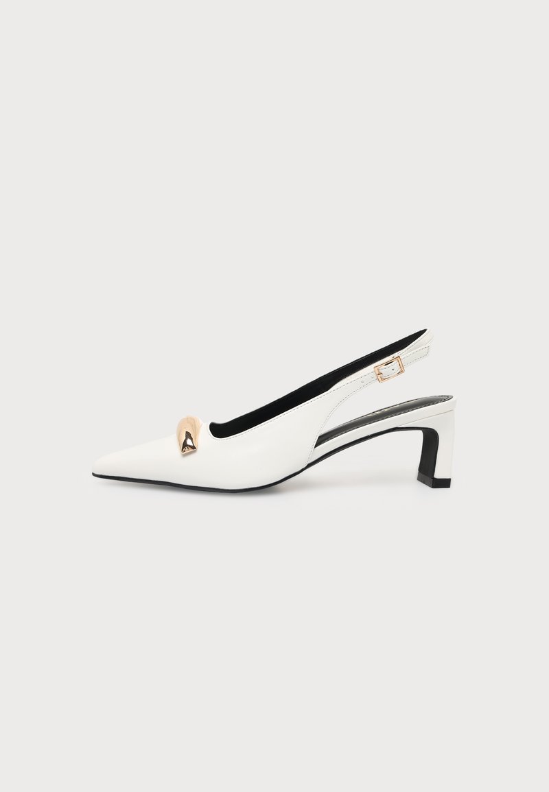 Escarpin slingback blanc à bout pointu avec semelle noire, talon bloc de hauteur moyenne, boucle dorée sur la bride et ornement doré à l'avant.