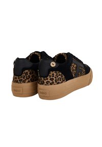 Un paio di sneaker basse con stampa leopardata nera e marrone, con suole beige e logo "FAGUO" sul tallone, viste da dietro e di lato.