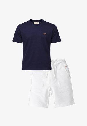 Maglietta a maniche corte blu navy e pantaloncini con vita elastica bianca con tasche frontali, entrambi con piccoli loghi Roy Roger's rossi e bianchi.