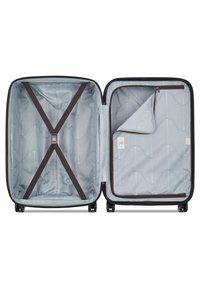 Maleta rígida negra, completamente abierta, con un interior azul a rayas, correas elásticas marrones y un bolsillo lateral con cremallera para organización.