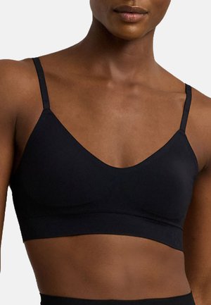 Zwarte bralette met een v-halsontwerp, verstelbare dunne banden, gladde textuur en een aansluitende band aan de onderkant.