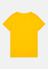 Κίτρινο βαμβακερό T-shirt με κοντά μανίκια, στρογγυλή λαιμόκοψη και λεία υφή. Απλή πλάτη χωρίς σχέδια ή διακοσμήσεις.