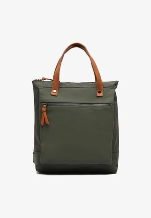 Olivengrüner Shopper mit braunen Ledergriffen und -akzenten, ausgestattet mit einer frontalen Reißverschlusstasche und einem strukturierten Stoffpanel.