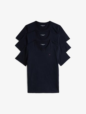 Drie donkerblauwe katoenen T-shirts in een stapel, met een ronde halslijn en korte mouwen. Klein logo op de borst.
