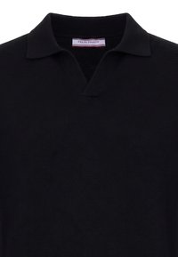 Chemise noire en maille avec col, encolure en V et étiquette visible à l'intérieur du col portant la mention Felix Hardy.
