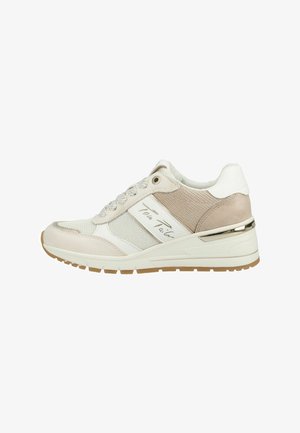 Beige en witte casual sneaker met mesh- en suèdepanelen, veters aan de voorkant, een merkbare zijstrook en een rubberen zool met een lichte sleehak.