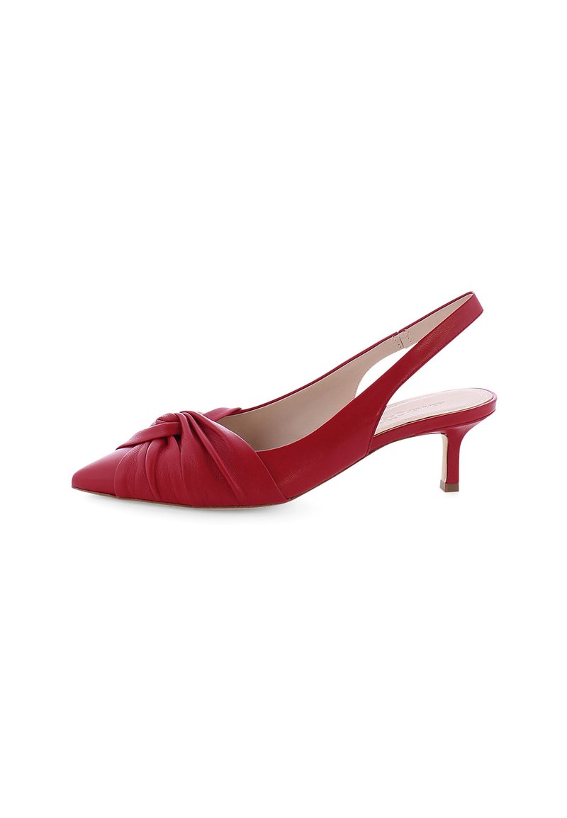 Rote Leder-Slingback-Pumps mit spitzem Fuß und einer geknoteten Gestaltung an der Vorderseite, sowie einem niedrigen, quadratisch geformten Absatz.