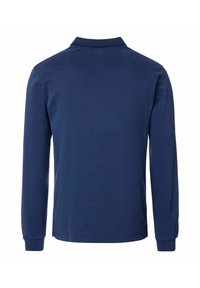 Granatowa koszulka polo z długim rękawem, wykonana z miękkiej bawełny, z klasycznym kołnierzykiem i ściągaczami przy rękawach. Prosty design bez widocznych wzorów lub akcentów.