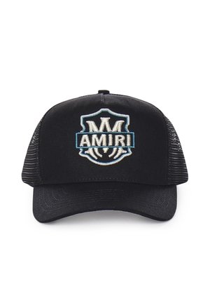 Zwarte mesh truckerpet met gebogen klep, voorzien van een geborduurd wit en blauw "AMIRI"-logo en schildembleem op het voorpaneel.
