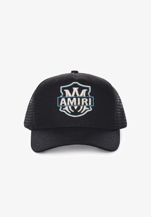 Casquette de camionneur noire en mesh avec une visière incurvée, arborant le logo "AMIRI" brodé en blanc et bleu ainsi qu'un emblème de bouclier sur le panneau avant.