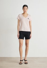 Calvin Klein Jeans MONOLOGO V NECK TEE - Print T-shirt - rose