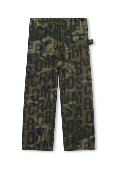 Camo-gepatroneerde broek in tinten groen en bruin, met grote zwarte letters. Gemaakt van zachte stof met een elastische tailleband en zijzak.