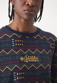 Columbia SEQUOIA GROVE™ TEE - Majica kratkih rukava s printom - collegiate navy/horizons