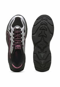 Zwarte sportschoenen met zilverkleurige accenten en roze veters. Bovenwerk van mesh, gevoerde kraag en een gestructureerde zwarte rubberen zool met een zigzagpatroon.