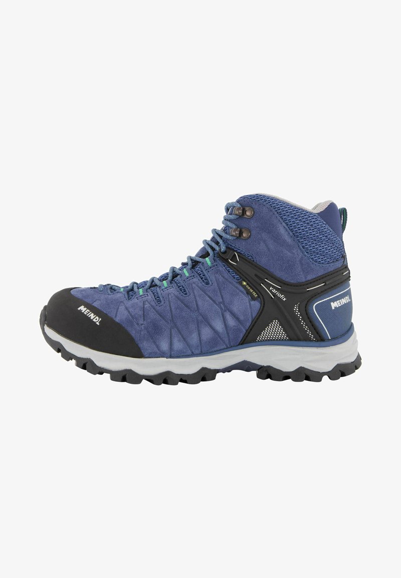 Niebieskie buty trekkingowe z teksturowanej zamszowej cholewce, wzmocnionym nosku, akcentami z siateczki oraz solidną gumową podeszwą zaprojektowaną dla lepszej przyczepności i wsparcia.