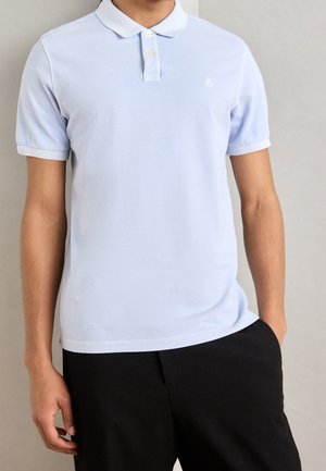 Jasnoniebieska koszulka polo z kołnierzykiem, trzema guzikami i haftowanym logo. Krótkie rękawy wykończone w sposób schludny. Połączona z czarnymi spodniami.