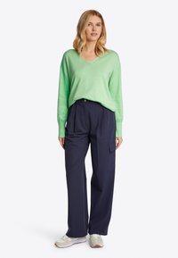 Rich & Royal MIT WEITEM AUSSCHNITT - Strickpullover - green tea