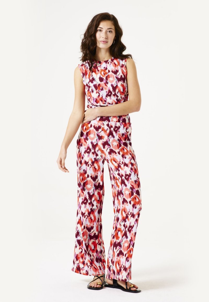 Kleurvolle bloemenjumpsuit van lichtgewicht stof met brede benen, in tinten van rood, roze en wit. Inclusief een mouwloos ontwerp en een riem.