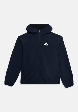 Marineblauwe jas met capuchon en een volledige ritssluiting aan de voorkant, elastische manchetten, zijzakken en een wit driehoekig Adidas-logo op de borst.