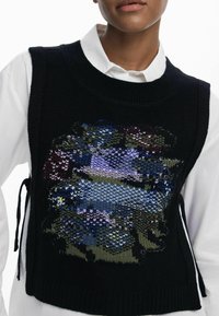 Schwarze gestrickte Weste mit einem strukturierten, mehrfarbigen Grafikdruck. Verfügt über einen Rundhalsausschnitt und verstellbare Bänder an den Seiten.