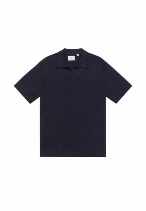 T-paita tummansinisestä pehmeästä kankaasta, jossa on kaulus, lyhyet hihat ja etupaneeli. Yksinkertainen, selkeä muotoilu ilman kuvioita.