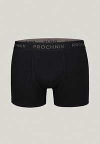 Czarne bokserki wykonane z gładkiego materiału, z szerokim elastycznym pasem w talii, na którym w szarym kolorze widnieje nazwa marki „PRÓCHNIK”.