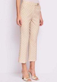 Pantaloni beige a croppati con motivo a rombi, dotati di chiusura frontale con bottone e tasche laterali, realizzati in un tessuto morbido.