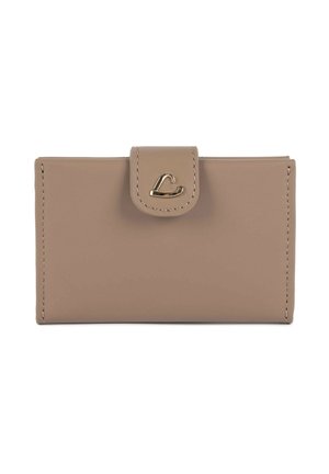 Portefeuille en cuir taupe avec un rabat cousu et un fermoir doré arborant un motif stylisé en forme de cœur, présenté fermé sur fond blanc.