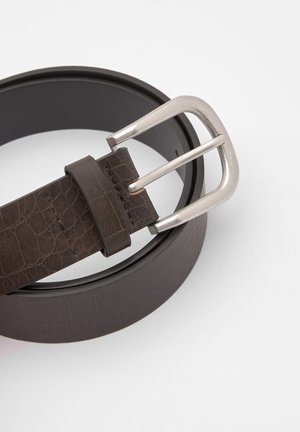 Brauner Ledergürtel mit Krokodilstruktur, ausgestattet mit einer silbernen Metallschnalle und einer Schlaufe zur Verstellung.