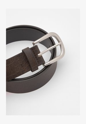 Barna bőröv krokodil mintázattal, ezüst színű fémbrosszal és állítható hurokkal.