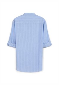 Camicia azzurra a maniche corte con righe bianche verticali, vestibilità rilassata, maniche arrotolate e design del colletto classico.