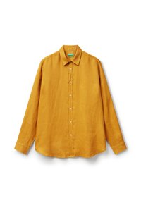 Camicia a maniche lunghe gialla senape in lino testurizzato. Presenta un colletto, chiusura con bottoni davanti e orlo curvo con dettagli di cucitura sottili.