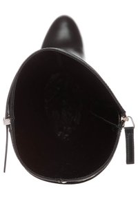 Bota de cuero negro con punta afilada y acabado liso. Cuenta con cierre de cremallera y un interior suave y texturizado.