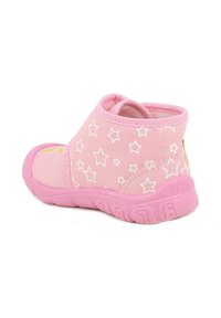 Scarpe da ginnastica rosa in tela con motivi a stelle bianche, design a caviglia bassa e suola in gomma testurizzata. Include linguette per una facile calzata.