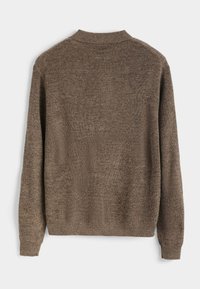 Pull en tricot marron avec manches longues, ourlet et col côtelés. Présente une texture douce et une coupe légèrement ample, idéale pour être portée en superposition.