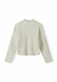Weißer, gerippter Pullover mit langen Ärmeln und hohem Kragen im verkürzten Design. Weiche Textur mit subtilen Variationen im Strickmuster.