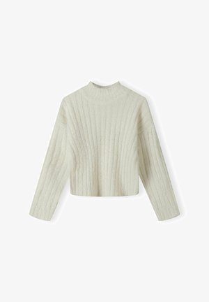 Balts, ribots, garām piedurknēm, augsta kakla, īsā dizaina džemperis. Mīksta tekstūra ar niansēm adījuma rakstā.