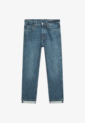 Blaue Jeans aus Denim mit aufgerollten Bündchen, vorderem Knopf, Reißverschluss und Fünf-Taschen-Design, flach auf weißem Hintergrund ausgelegt.