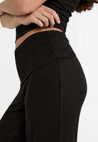 Stradivarius WIDE-WITH FOLD-DOWN WAIST - Kalhoty - black