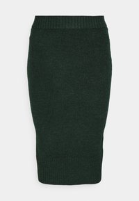 Jupe tricotée de couleur vert foncé, arrivant aux genoux, avec une taille côtelée et une texture. Silhouette ajustée, finition lisse, sans motifs ou accents supplémentaires.