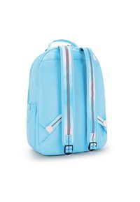 Světle modrý batoh se šedými a růžovými pruhovanými popruhy, se zipovým uzávěrem a bočními kapsami. Hladký povrch s vyztuženými detaily šití.